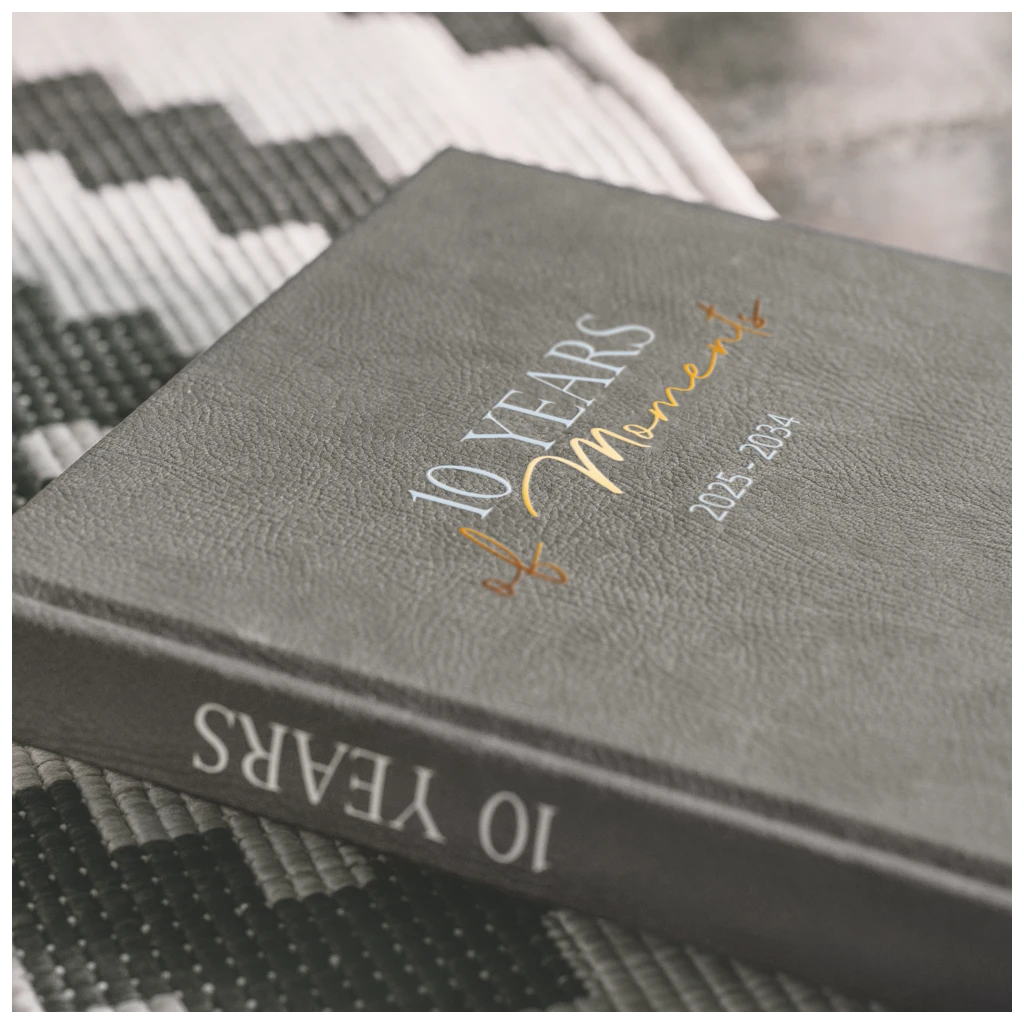 10-Jahres-Kalender Premium 2025-2034 „10 Years of Moments“ | A4, Kunstleder