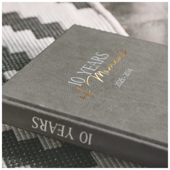 10-Jahres-Kalender Premium 2025-2034 „10 Years of Moments“ | A4, Kunstleder