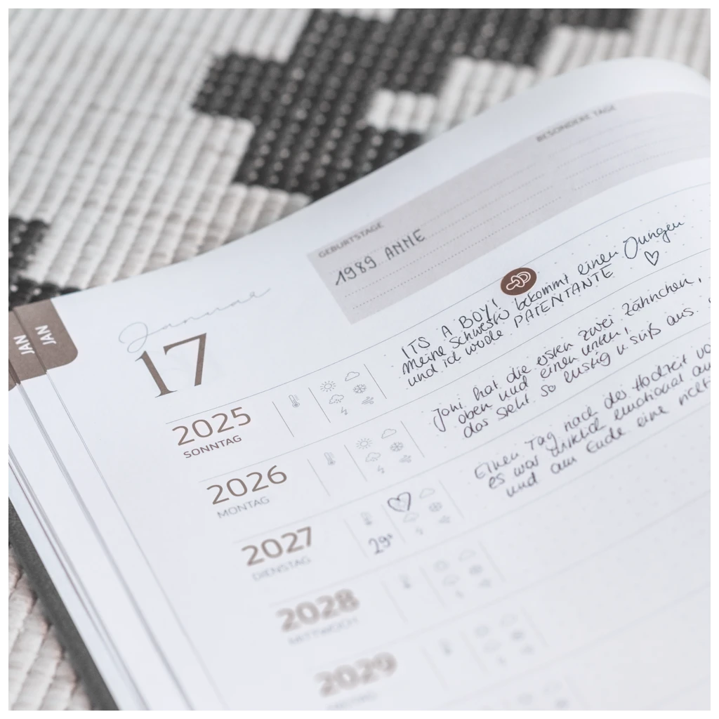 10-Jahres-Kalender Premium 2025-2034 „10 Years of Moments“ | A4, Kunstleder